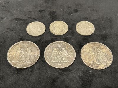 six pièces différentes, de tailles et de formes variées, posées sur une surface noire