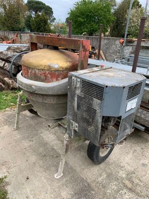 une petite machine posée à côté d'un tas de vieilleries