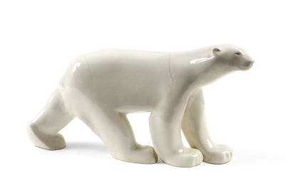 une figurine d'ours polaire blanc sur fond blanc