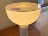 une lampe posée sur une table dans une pièce