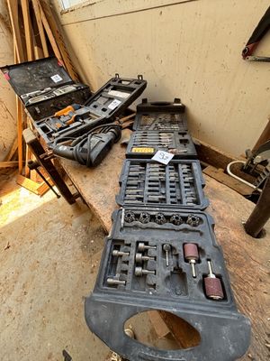 de nombreux outils posés sur une table dans une pièce