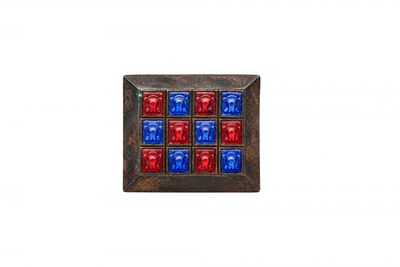 un gros plan sur un bouton en métal avec des boutons rouges et bleus