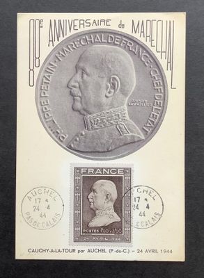 une vieille carte postale sur laquelle figure la photo d'un homme