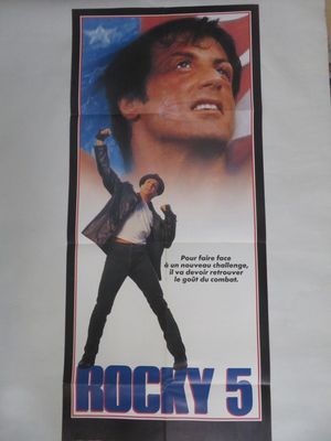 L'affiche du film « Rocky 5 » est accrochée au mur.