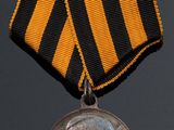 un gros plan d'une médaille ornée d'un ruban noir et jaune