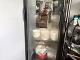 un réfrigérateur contenant des assiettes, dans une cuisine