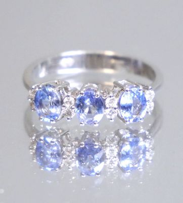 Bague trilogie en or gris 750 millièmes sertie de pierres bl…