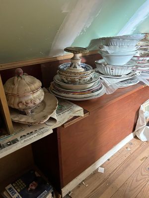 de nombreuses assiettes et bols posés sur une étagère dans un coin de la pièce