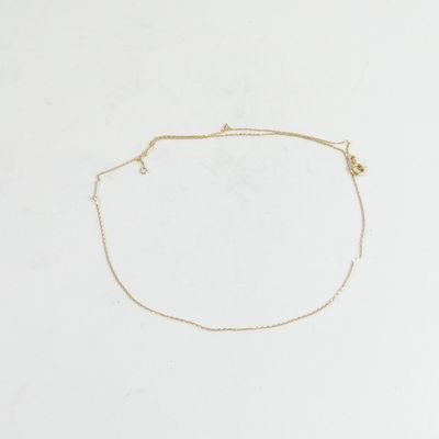 un bracelet en chaîne d'or orné d'une petite breloque en forme d'étoile