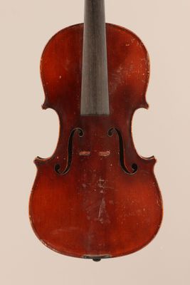 un vieux violon avec un archet sur fond blanc
