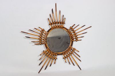 un miroir orné d'un motif en forme d'étoile, accroché au mur