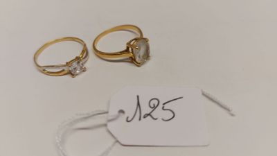 deux bagues en or et une étiquette sur laquelle figure le prix