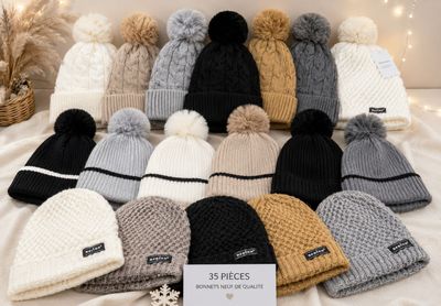 des bonnets tricotés avec des pompons, posés sur un lit