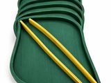 un plateau vert avec des baguettes et un plateau vert sur lequel sont posées des baguettes