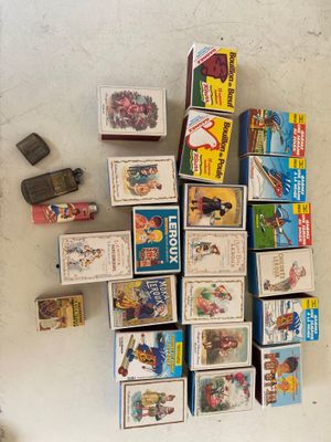 un tas de jouets d'enfants posés les uns à côté des autres sur le sol
