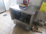 un micro-ondes posé sur un comptoir dans une cuisine