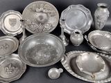 beaucoup d'assiettes et de bols en argent sur la table
