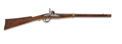 un vieux fusil avec un canon en bois et des garnitures en laiton
