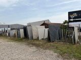 beaucoup de vieux réfrigérateurs et d'autres appareils électroménagers abandonnés au bord de la route