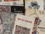 plusieurs livres sont empilés sur une table