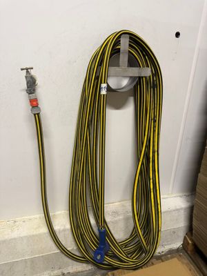 un tuyau jaune et noir fixé à un mur blanc