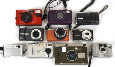 a lot of cameras that are sitting together on the table