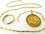 un collier en or et une bague sur laquelle est gravée une image de Jésus