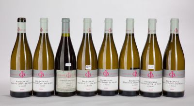 six bouteilles de vin alignées sur une table