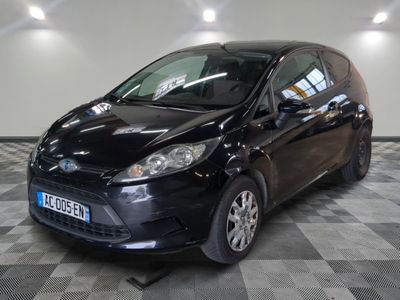 une photo d'une ford fiesta noire garée dans un garage