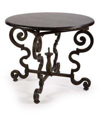 une image représentant une table noire avec un plateau en bois et des pieds en métal
