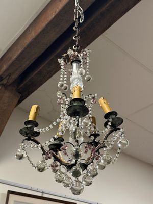 un lustre suspendu au plafond d'une pièce