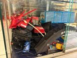 une vitrine dans laquelle se trouve une moto