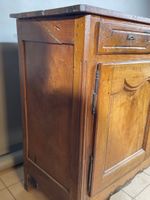 Buffet à hauteur d'appui en noyer, ouvrant par deux portes e… (photo 3)