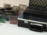 une mallette remplie de CD et d'autres objets, posée sur une table