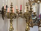 Des bougies sont allumées sur une table placée devant un miroir dans une pièce