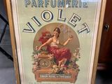 une vieille affiche représentant une femme tenant un verre de vin
