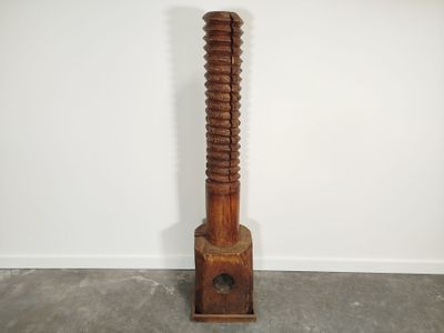 Vis de pressoir en bois tourné et taillé d'un seul tenant, à…