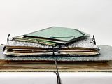 une pile de papiers posée sur une table