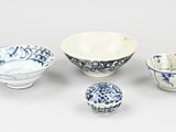four small bowls and two small bowls on the table
