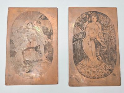 paire de plaques en bronze anciennes représentant une femme et un homme