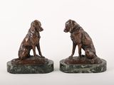 paire de serre-livres en bronze représentant des chiens, sur des socles en marbre