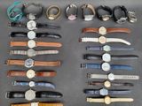 un grand nombre de montres posées sur une table