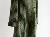 une photo d'un manteau vert à col de fourrure sur un mannequin