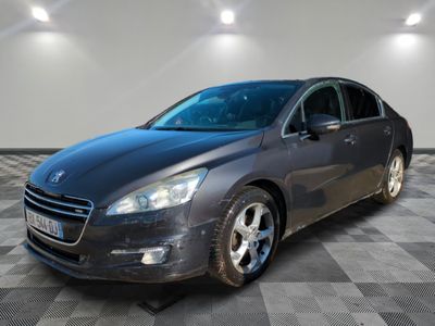 la voiture grise est garée sur un sol en damier dans le garage