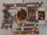un grand nombre d'outils posés à même le sol