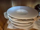 quatre assiettes empilées sur une table