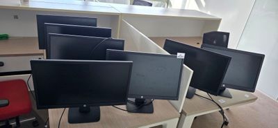 7 ECRANS HP NON TESTES EN L'ETAT LOT SITUE AU 4EME ETAGE