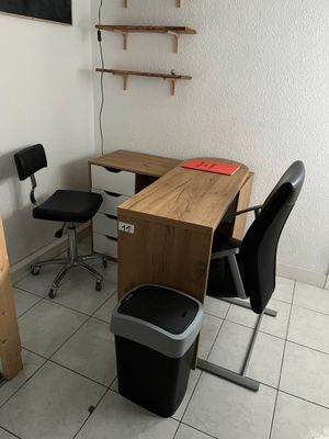 un bureau avec une chaise et une poubelle dans un coin