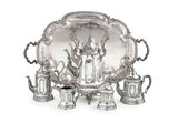 un plateau en argent sur lequel sont disposés plusieurs objets en argent
