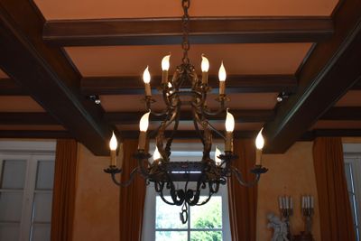 a chandelier that is hanging from the ceiling in the room